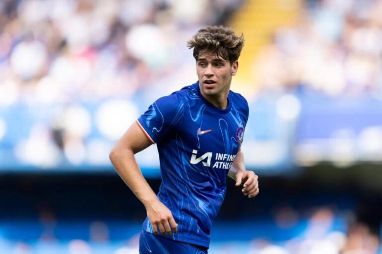 Marc Guiu, delantero español del Chelsea, que ha entregado formalmente una solicitud de traspaso al club inglés para buscar minutos regulares en verano de 2026.