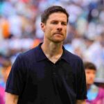 Xabi Alonso gesticulando en la banda