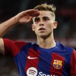 Fermín López celebrando un gol junto a Raphinha con la camiseta del FC Barcelona.