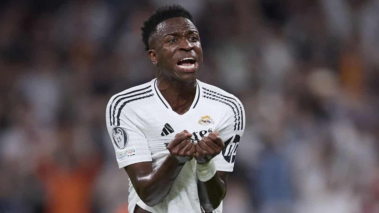 Vinícius Jr. cabizbajo y retirándose las vendas de las manos tras ser sustituido entre pitos en el Bernabéu ante el Betis.