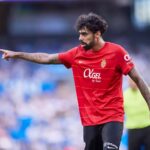 Samu Costa gesticulando durante un partido del Real Mallorca en LALIGA, mostrando su liderazgo en el campo