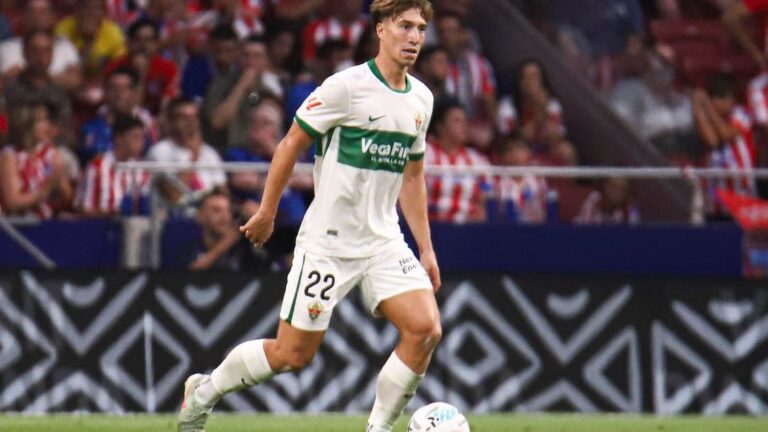 Jugador del Elche CF con la segunda equipación blanca y franja verde, conduciendo el balón en un partido de LaLiga en febrero de 2026.