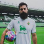 Asier Villalibre durante un entrenamiento del Racing de Santander tras completar su recuperación de la rotura de fibras en los isquiotibiales