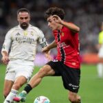 Jan Virgili celebrando una acción con la camiseta del RCD Mallorca en Son Moix, bajo la atenta mirada de los ojeadores del FC Barcelona en marzo de 2026.