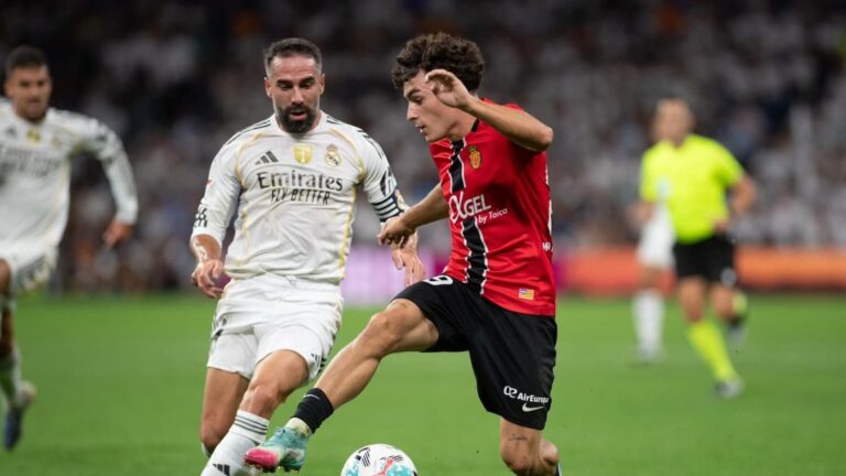 Jan Virgili celebrando una acción con la camiseta del RCD Mallorca en Son Moix, bajo la atenta mirada de los ojeadores del FC Barcelona en marzo de 2026.