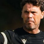 Joan Francesc Ferrer 'Rubi', entrenador de la UD Almería, dando instrucciones durante un entrenamiento.
