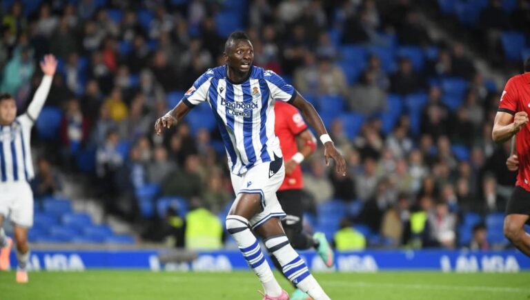 Umar Sadiq en el área rival durante un partido de la Real Sociedad bajo las órdenes de Imanol