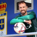 Aarón Escandell, portero del Real Oviedo, con gesto serio durante una entrevista hablando sobre su futuro y su sentimiento por el Valencia CF en marzo de 2026.