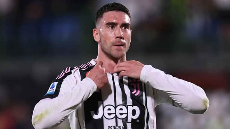 Dusan Vlahovic celebrando un gol con la Juventus, objetivo del FC Barcelona para sustituir a Lewandowski.