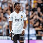 Largie Ramazani durante un entrenamiento con el Valencia CF, club que busca romper su cesión en enero de 2026