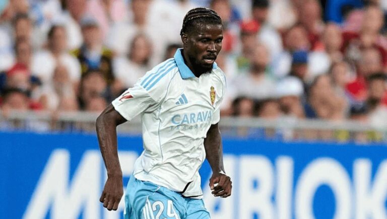 Paul Akouokou con la camiseta del Real Zaragoza, buscando una salida en el mercado de enero 2026
