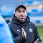 Eduardo Coudet dando instrucciones en el entrenamiento del Alavés ante las necesidades de fichajes en defensa y delantera.