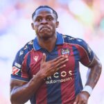 Etta Eyong con la camiseta del Levante UD, analizando su posible fichaje por el CSKA de Moscú.