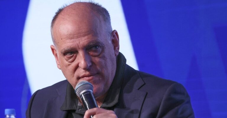 Javier Tebas, presidente de LaLiga, hablando por micrófono en un evento sobre piratería.