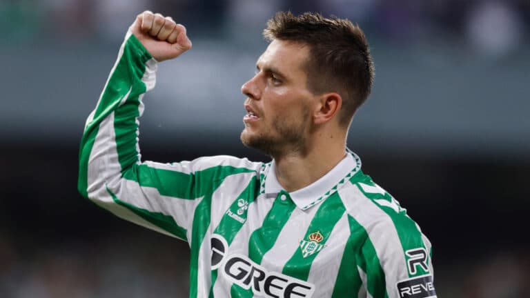 Giovani Lo Celso con la camiseta del Real Betis, en el radar de Rosario Central para un posible regreso en 2026.