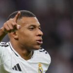 Kylian Mbappé con gesto de dolor tras sufrir un esguince de rodilla que le tendrá tres semanas de baja.