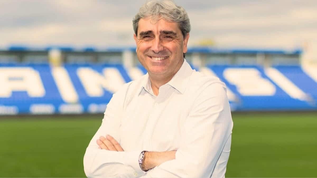 Txema Indias en La Romareda. El director deportivo del Real Zaragoza espera cerrar la cesión de Iker Losada