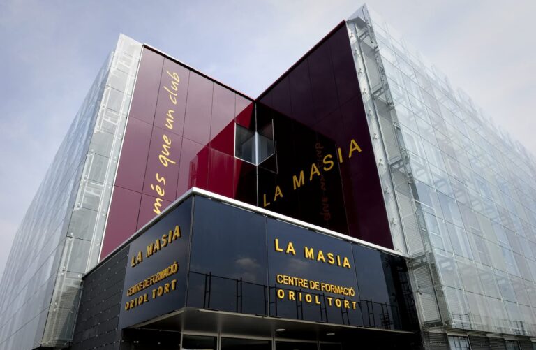 Fachada del edificio moderno de La Masia del FC Barcelona, Centro de Formación Oriol Tort.