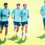 Maroan, Areso y Robert Navarro junto a los cachorros del Bilbao Athletic que han debutado en 2025 con el primer equipo