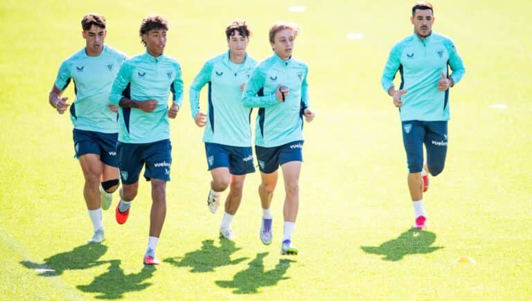 Maroan, Areso y Robert Navarro junto a los cachorros del Bilbao Athletic que han debutado en 2025 con el primer equipo