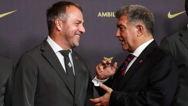 Hansi Flick y Joan Laporta juntos en un acto del FC Barcelona donde el técnico alemán ha vinculado su continuidad en el club a la reelección del presidente el 15 de marzo