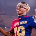 Lamine Yamal abandonando la Ciutat Esportiva Joan Gamper tras no poder entrenar con el Barcelona por indisposición.