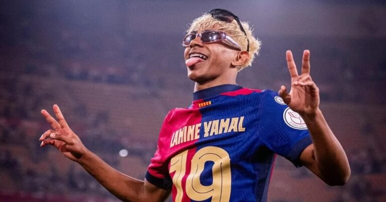 Lamine Yamal abandonando la Ciutat Esportiva Joan Gamper tras no poder entrenar con el Barcelona por indisposición.