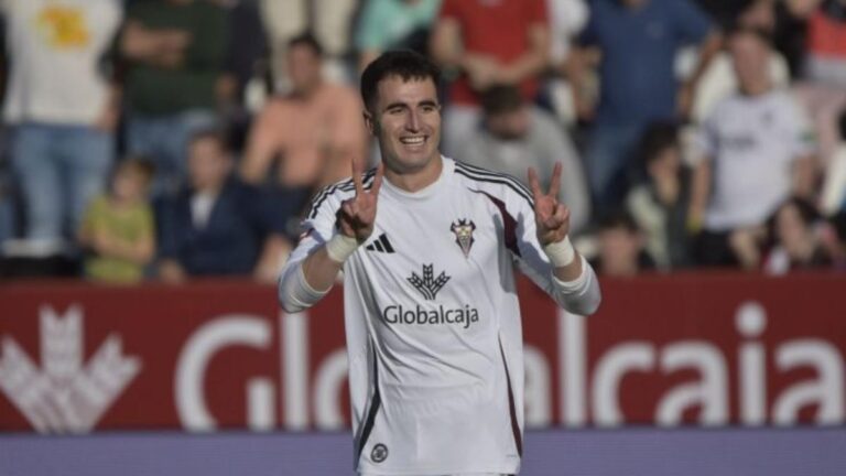 Jon Morcillo durante un partido, pretendido por el UD Almería con opción de recompra o cláusula del Athletic de Bilbao.