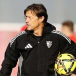 Matías Almeyda dirigiendo al Sevilla FC durante un entrenamiento previo al partido contra el Elche.
