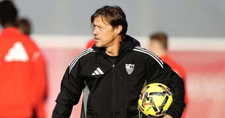 Matías Almeyda dirigiendo al Sevilla FC durante un entrenamiento previo al partido contra el Elche.