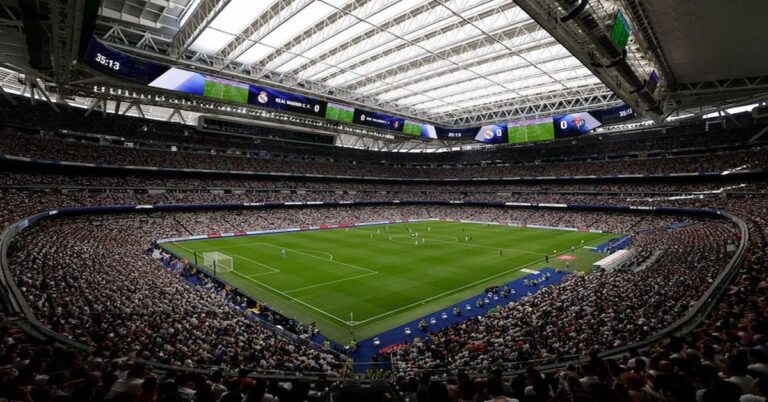 Grada del Santiago Bernabéu mostrando descontento durante la alineación del Real Madrid.