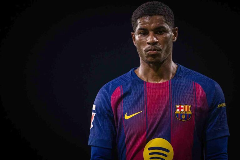 Marcus Rashford celebrando un gol con el FC Barcelona, señalándose la sien con el dedo índice.