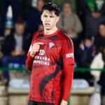 Gonzalo Petit, delantero uruguayo del Betis, celebrando un gol durante su etapa en el Mirandés antes de su posible fichaje por el Granada.