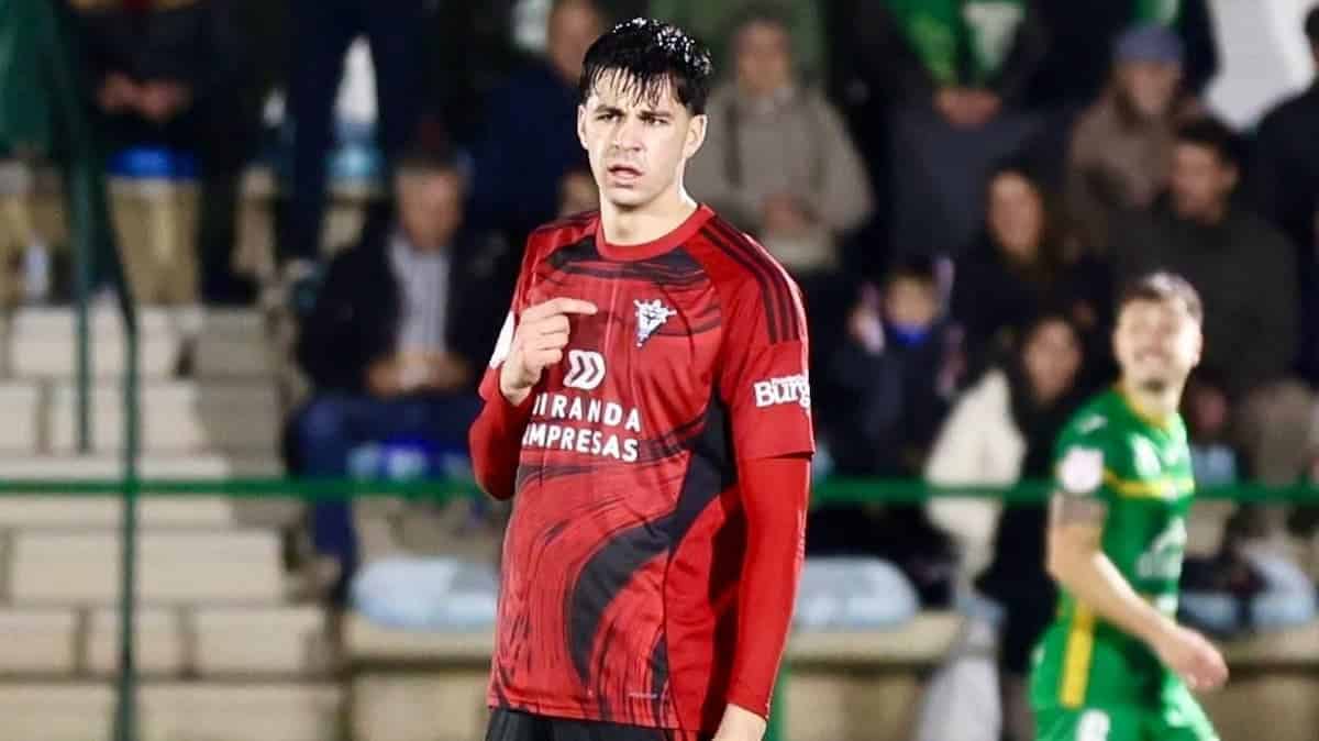 Gonzalo Petit, delantero uruguayo del Betis, celebrando un gol durante su etapa en el Mirandés antes de su posible fichaje por el Granada.