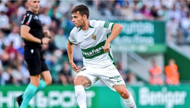 Aleix Febas con la camiseta del Elche CF durante un partido de Primera División