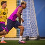 Lamine Yamal retirándose de la Ciutat Esportiva Joan Gamper tras no entrenar por molestias antes del derbi contra el Espanyol.