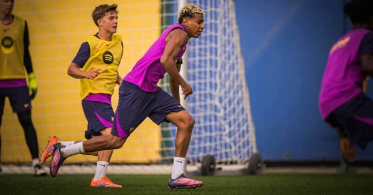 Lamine Yamal retirándose de la Ciutat Esportiva Joan Gamper tras no entrenar por molestias antes del derbi contra el Espanyol.