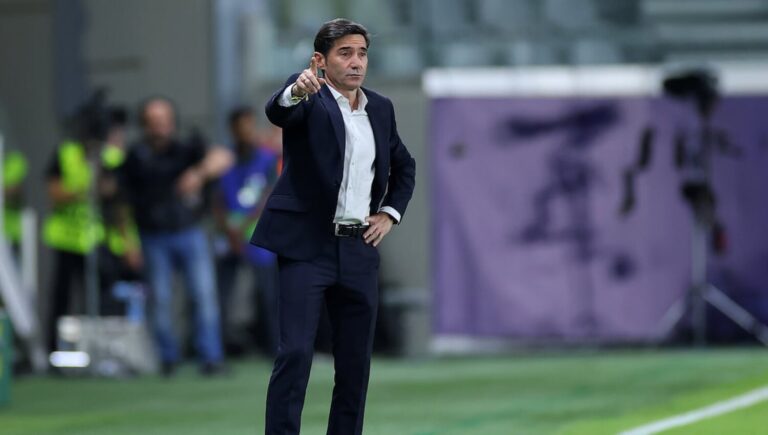Marcelino García Toral dando instrucciones desde la banda durante un partido del Villarreal CF.