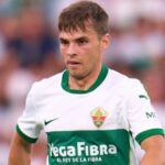 Aleix Febas dirigiendo el juego del Elche durante un partido de Primera División.