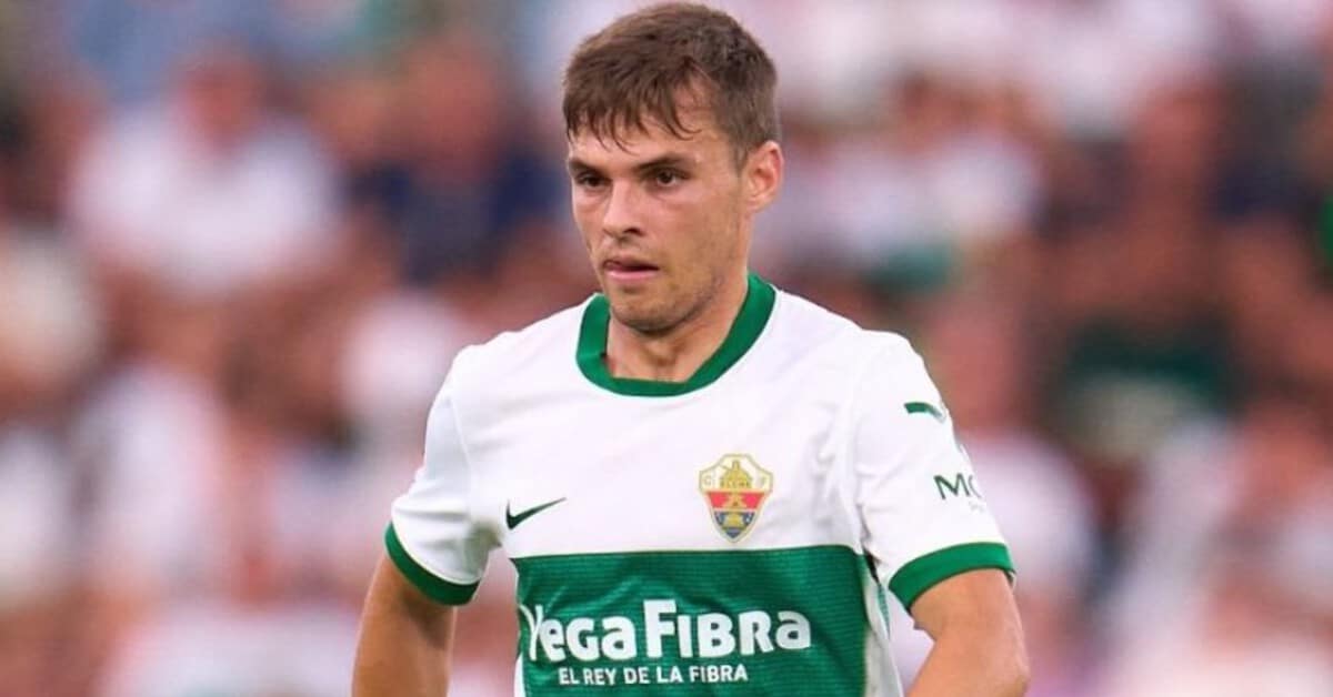 Aleix Febas dirigiendo el juego del Elche durante un partido de Primera División.