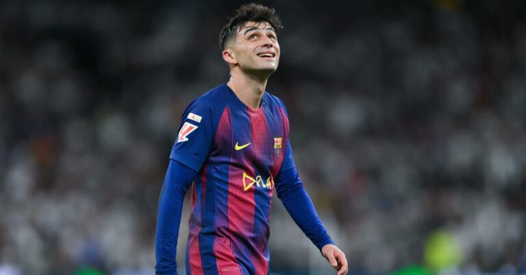 Pedri durante el partido del FC Barcelona ante el Athletic Club en San Mamés en la jornada 27 de LaLiga EA Sports donde su entrada en el campo en la segunda parte cambió completamente el juego azulgrana