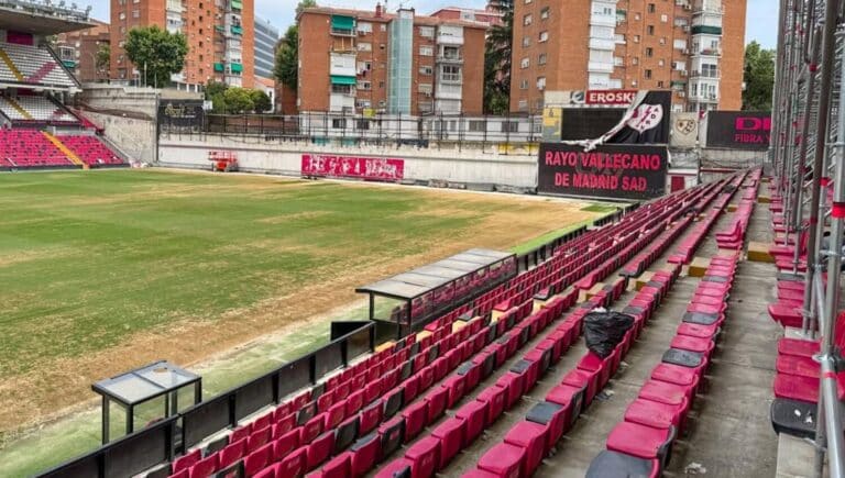 Estado actual del césped de Vallecas con zonas calvas e impracticables antes de la inspección de LALIGA.