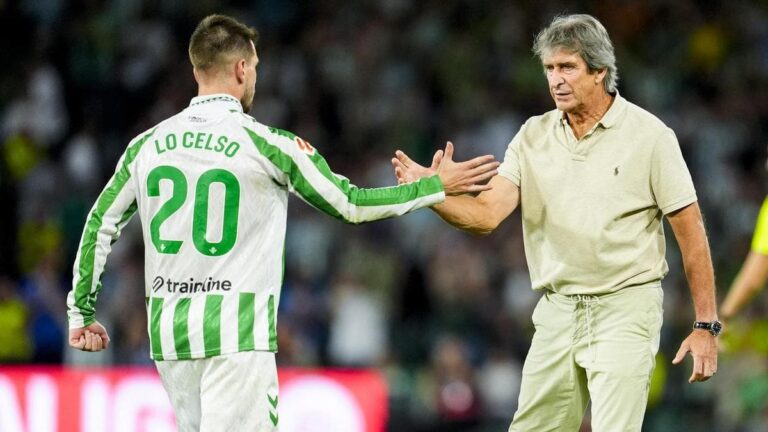 Giovani Lo Celso en un entrenamiento del Real Betis, bajo la atenta mirada de Manuel Pellegrini