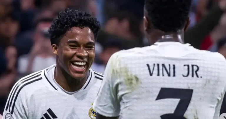 Vinícius Jr y Endrick juntos en la celebración de un gol con el Real Madrid