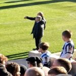 Pellegrino Matarazzo dirigiendo su primer entrenamiento con la Real Sociedad en Zubieta ante la mirada de los aficionados.