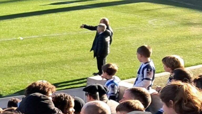 Pellegrino Matarazzo dirigiendo su primer entrenamiento con la Real Sociedad en Zubieta ante la mirada de los aficionados.