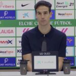 Íñigo Pérez, entrenador del Rayo Vallecano, con gesto serio durante la rueda de prensa tras perder ante el Elche