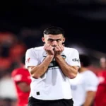 César Tárrega, central del Valencia CF, con las manos en la cara tras una acción defensiva en Mestalla, analizando los problemas de la zaga ante el Mallorca.