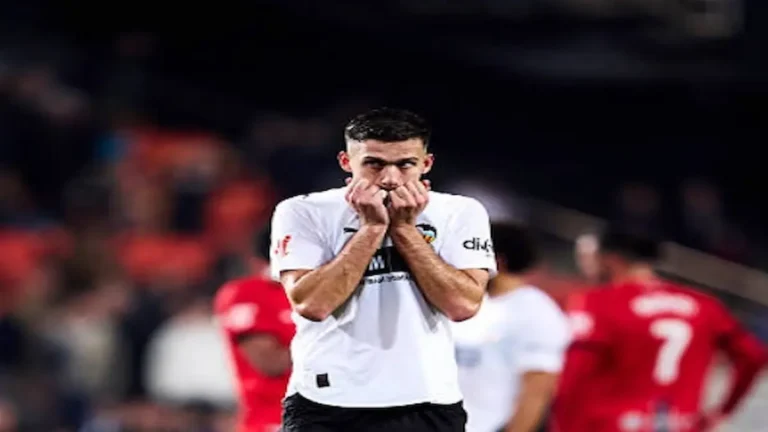 César Tárrega, central del Valencia CF, con las manos en la cara tras una acción defensiva en Mestalla, analizando los problemas de la zaga ante el Mallorca.