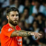 Duje Ćaleta-Car cabizbajo en el Reale Arena, representando la crisis de la filosofía de fichajes de la Real Sociedad ante el bajo rendimiento de los refuerzos externos.